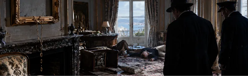 Le salon de sir John après le crime : un cadre doré vide d'où pend une chaîne brisée, des meubles renversés, le corps d'un homme à la barbe rousse étendu sur le tapis. Deux hommes en manteau sombre, l'un en chapeau, l'autre en képi, l'observent ; par la fenêtre, la baie d'Ajaccio.